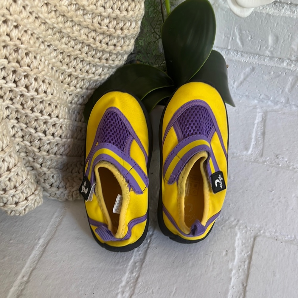 Kids Size 8 Triangle Water Socks Aqua Shoes Creek Walk Slides Yellow and…